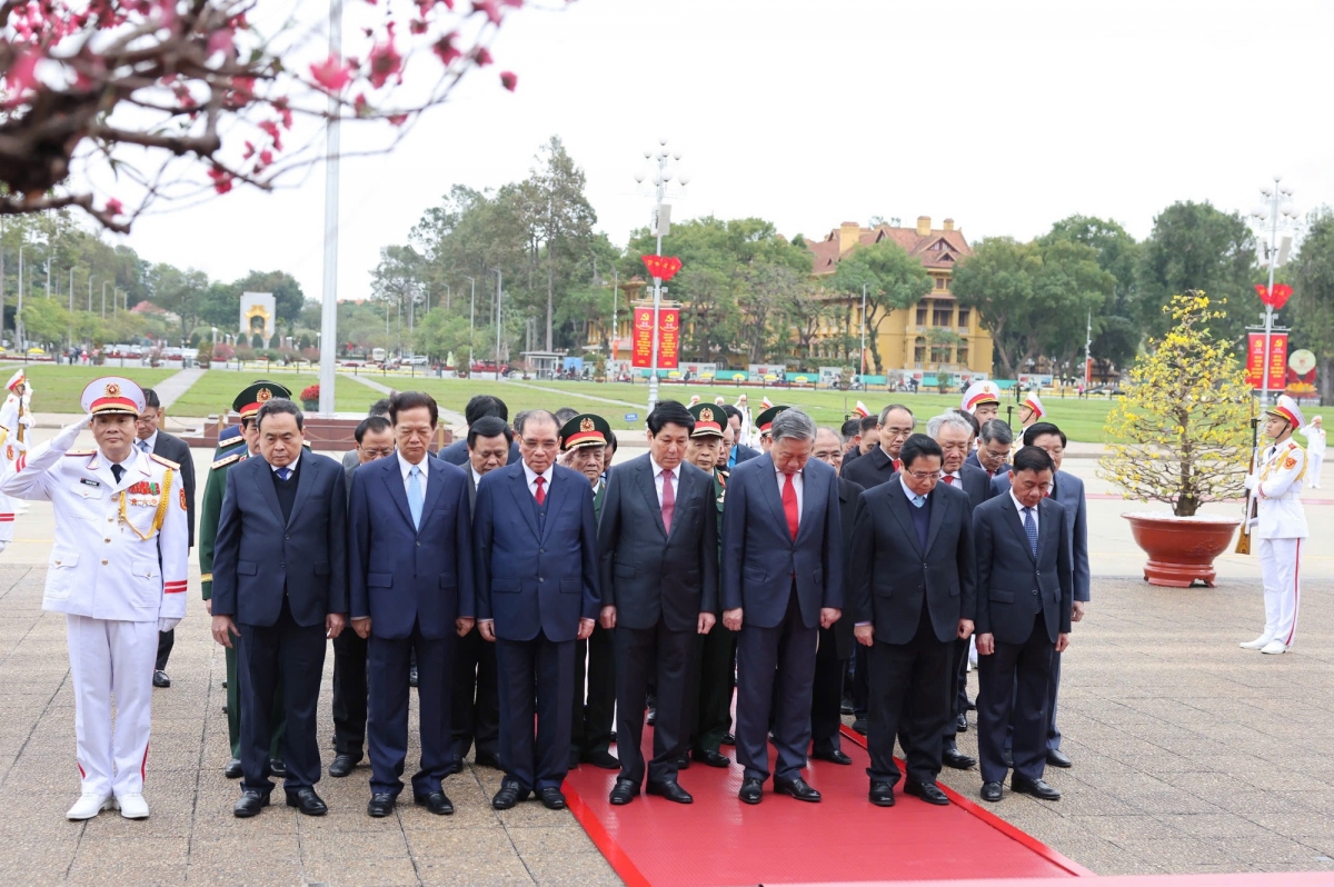 Party, State leaders pay tribute to President Ho Chi Minh on CPV’s founding anniversary